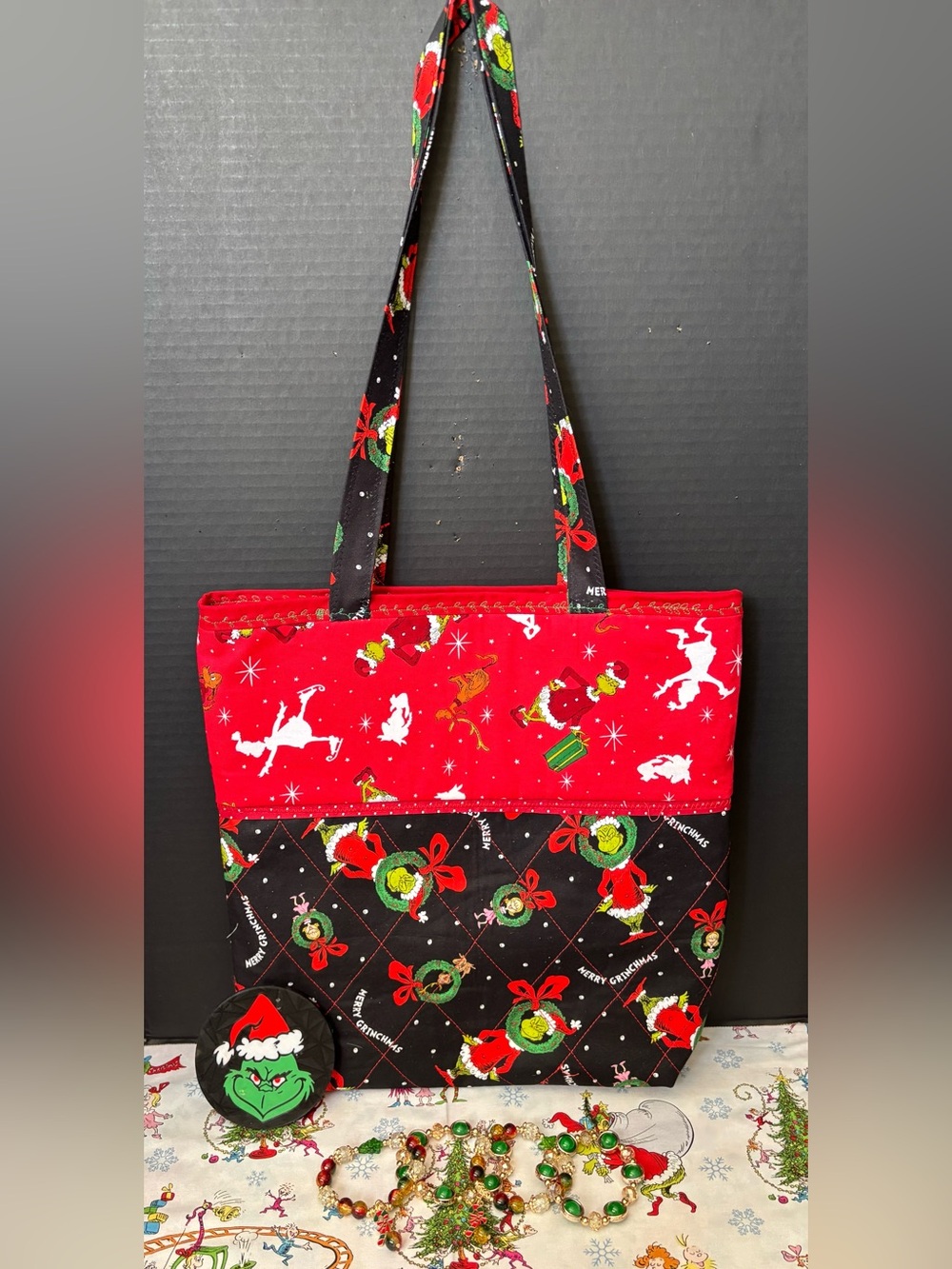 HOLIDAY THE GRINCH WHO STOLE CHRISTMAS QUILTED TOTE BAG & GLASS BEADED W/BRACELE